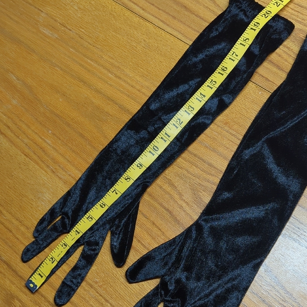 Elegant Black Velvet Gloves - Picture 4 of 4